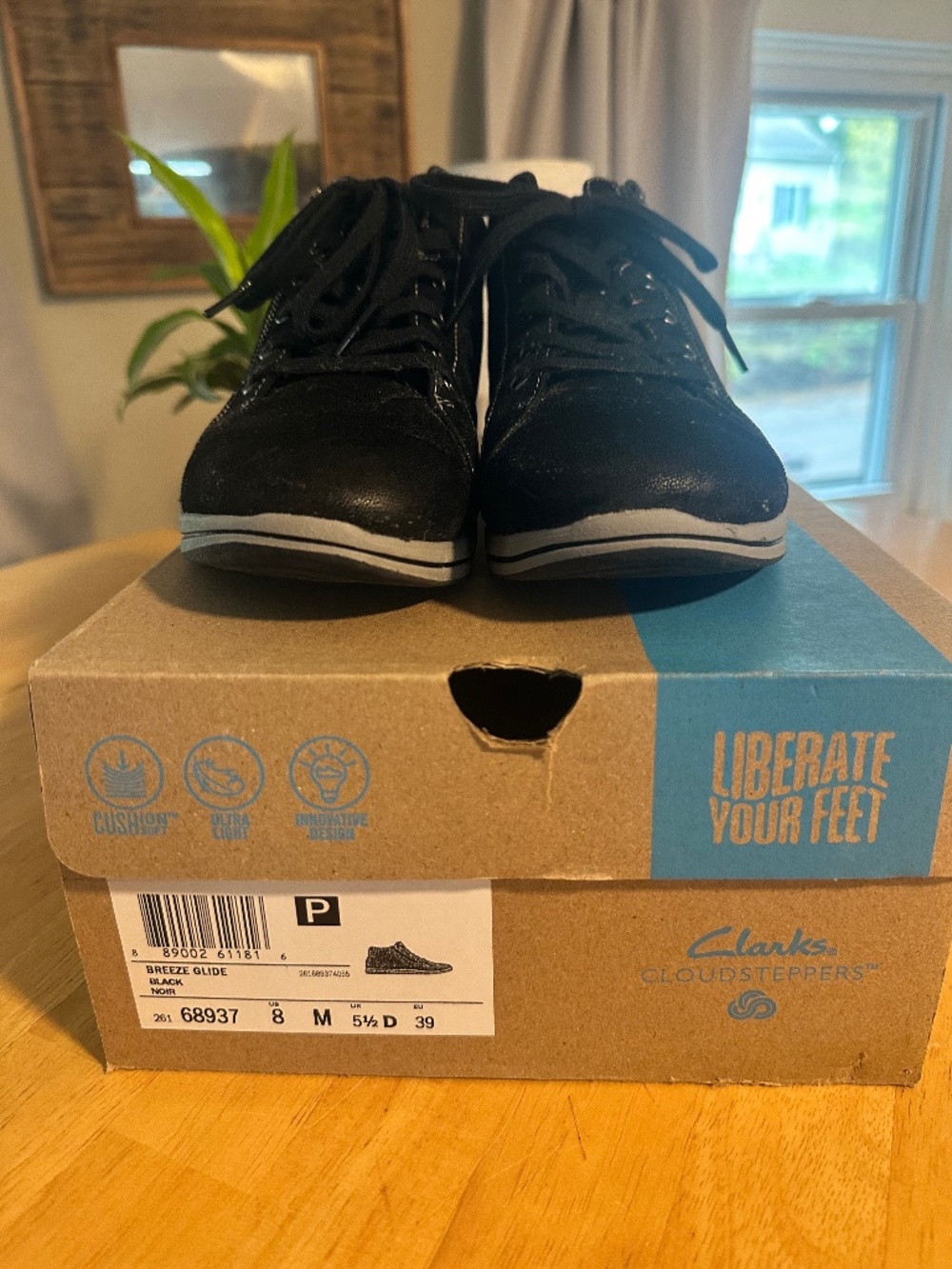 Clark’s Sneakers size 8, Black